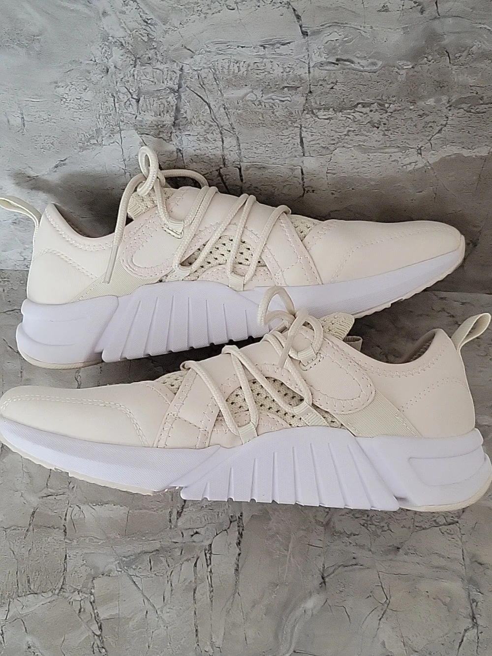 Fabletics Cream Brookside Performance‎ Sneaker Size 7